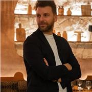 Diseñador de Interiores; Diseñador de Mobiliario e Iluminación.